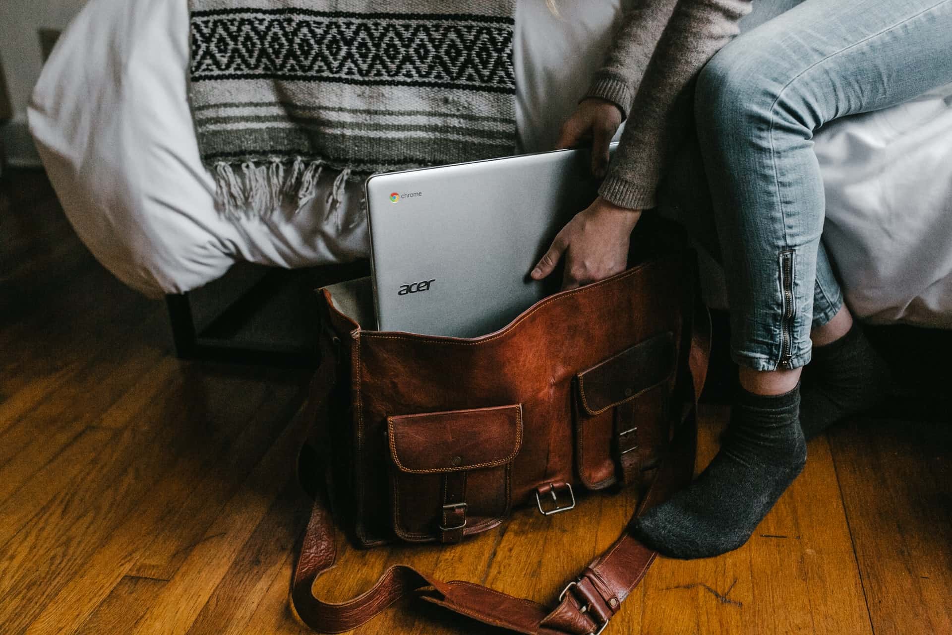 Digital Nomad Packing List: 45 essential items to pack in 2023!